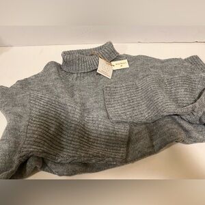 NWT WOMEN’S WORLD MARKET GREY TURTLENECK.